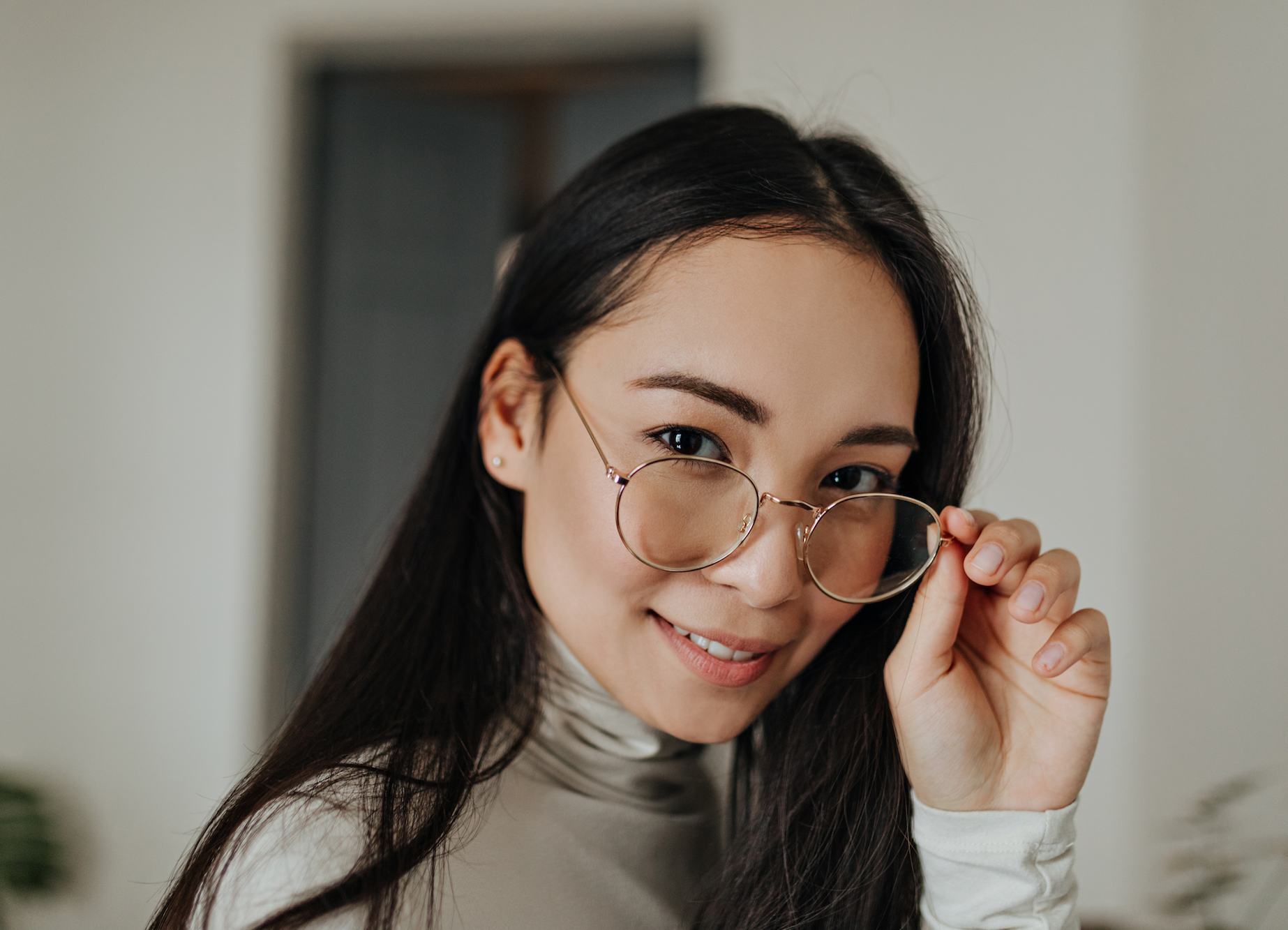 Gaya rambut lurus cocok untuk semua bingkai kacamata. (Foto: Shutterstock)