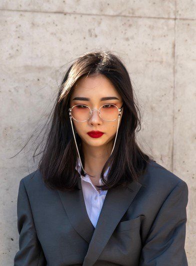 Membelah tengah rambut hitam bisa jadi opsi simpel untuk tampil effortless. (Foto: Shutterstock)