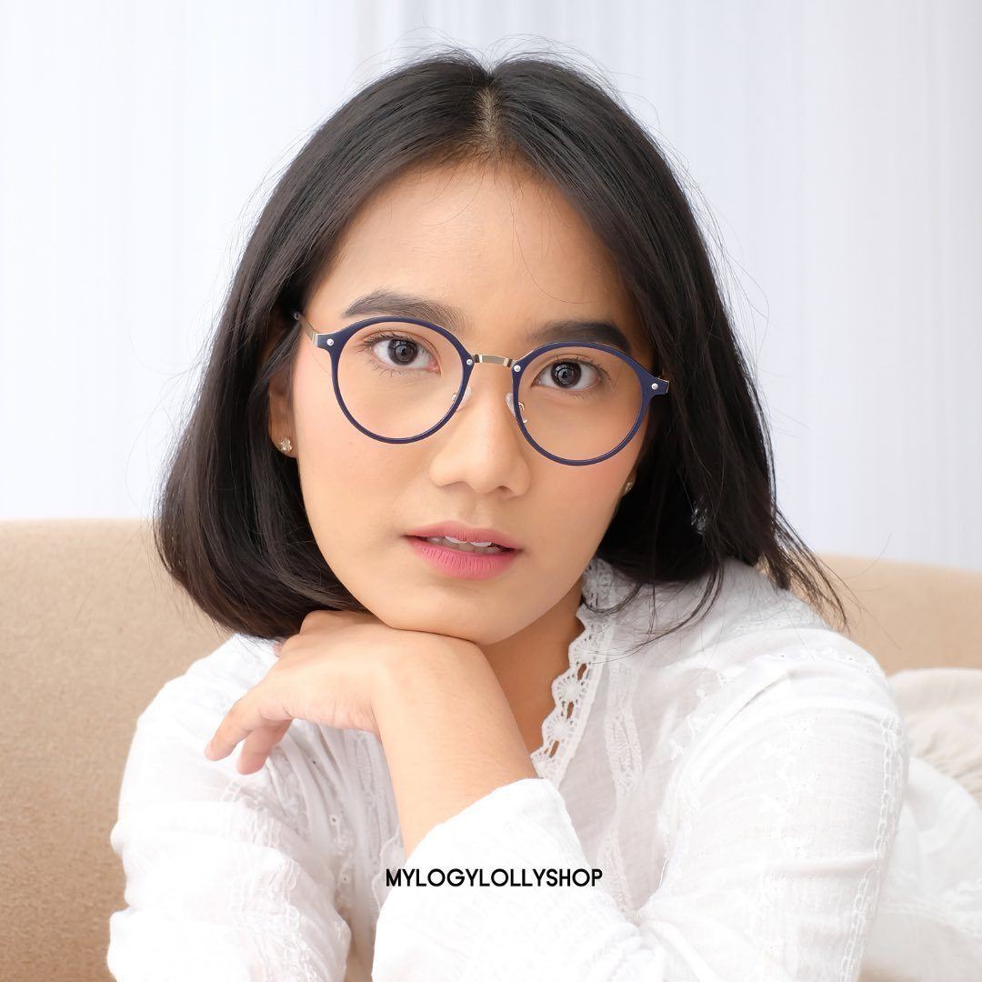 Kacamata bulat adalah kacamata yang sesuai bentuk wajah persegi. (Foto: Instagram.com/mylogylollyshop)