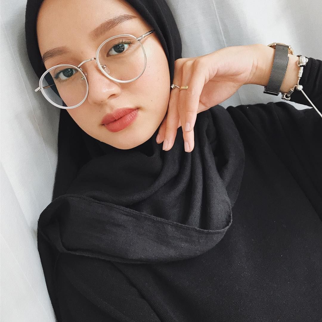 Influencer Gita Savitri tampil chic dengan memakai kacamata bingkai bulat warna transparan. (Foto: Instagram: Gitasav)