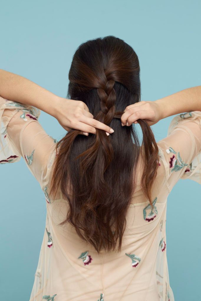 Wanita asia dengan rambut dark brown mengepang rambut - half up half down braid