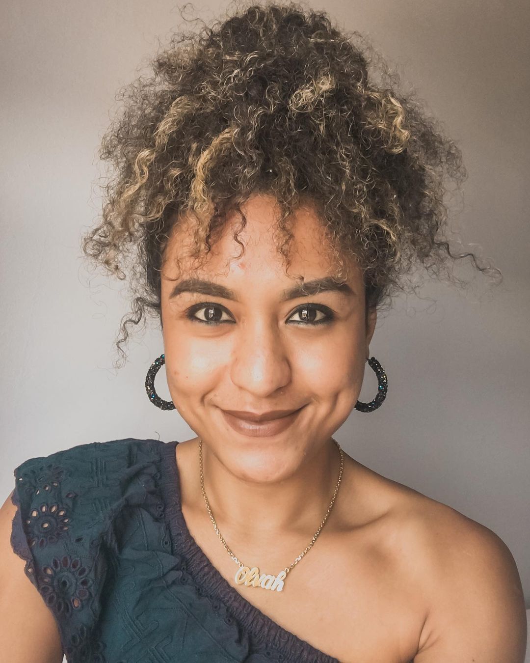 Olvah Alhamid Puteri Intelegensia dengan rambut keriting