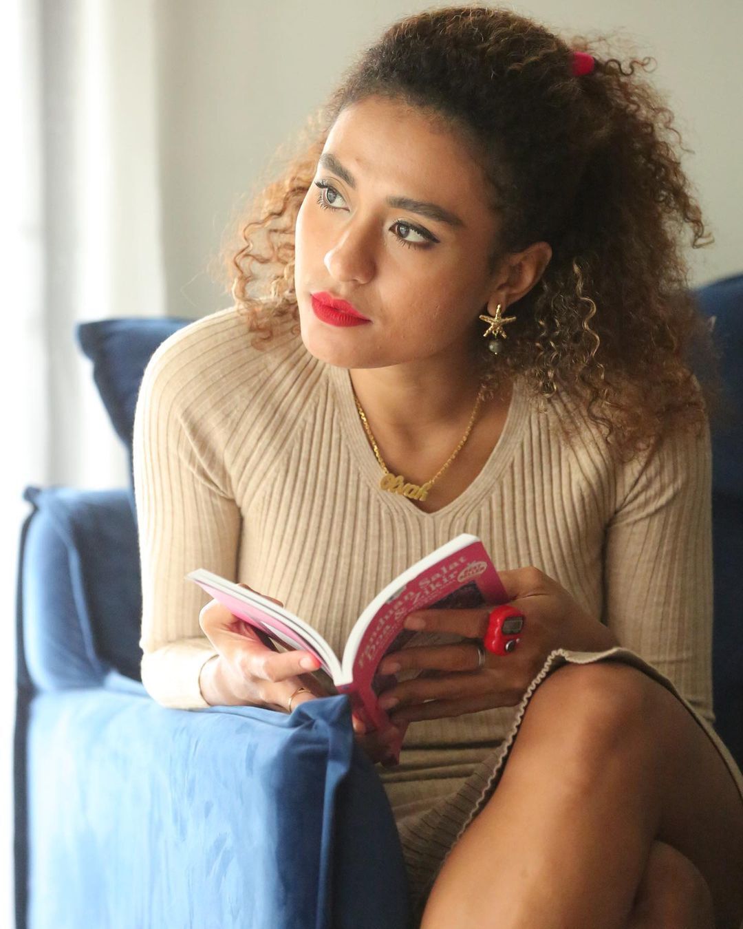 Olvah Alhamid Puteri Intelegensia dengan rambut keriting