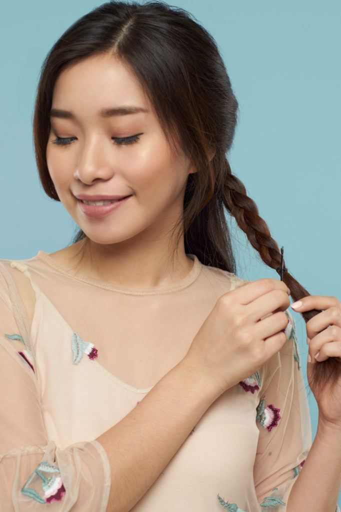 Wanita asia menjepit ujung rambut - half up half down braid