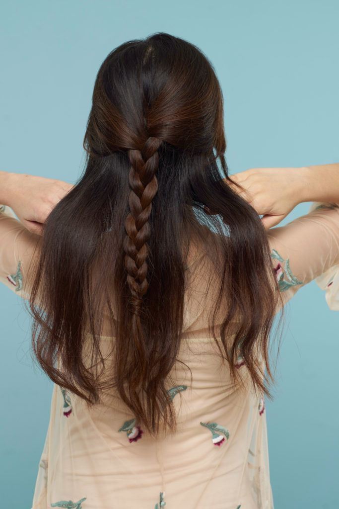 Wanita Asia dengan model rambut kepang half up half down