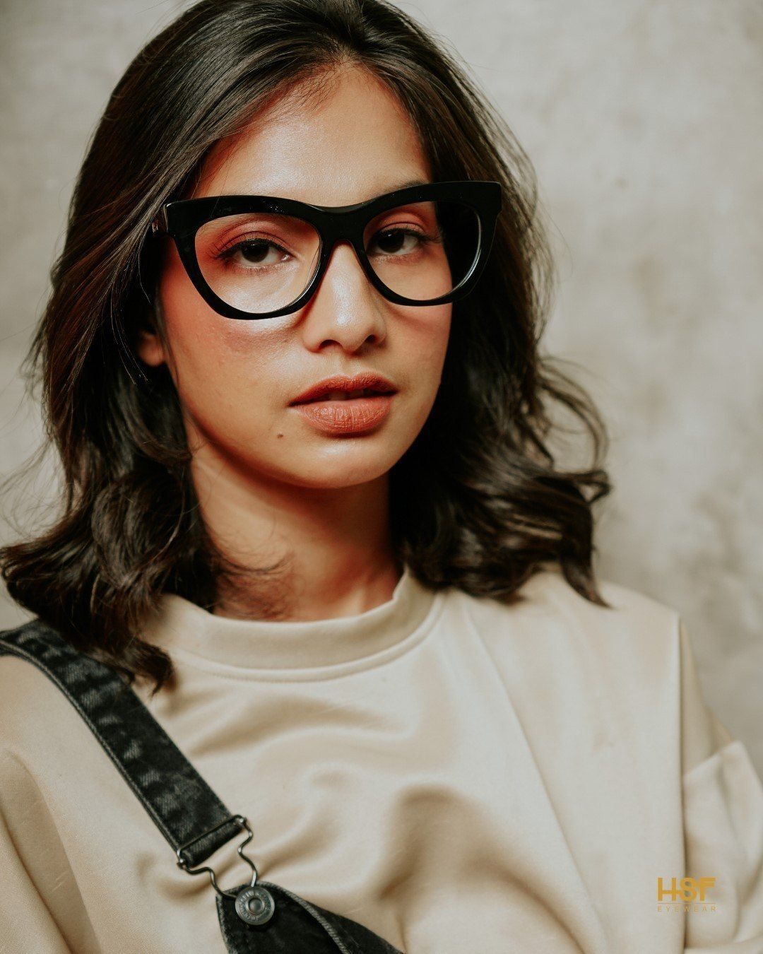 Tampil edgy sekaligus chic kenakan kacamata berbingkai cat eye. (Foto: Instagram.com/hsfeyewear)