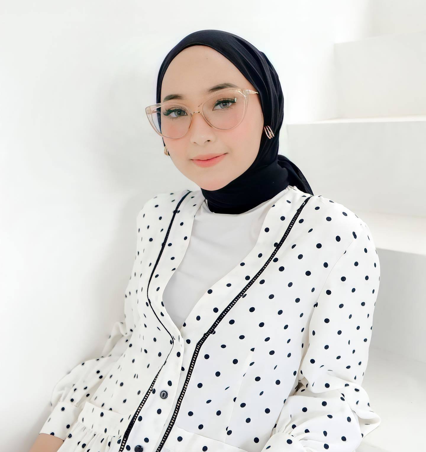 Coba tampil chic kenakan kacamata cat eye transparan warna pink kekinian. (Foto: Instagram.com/lailynrhyt)