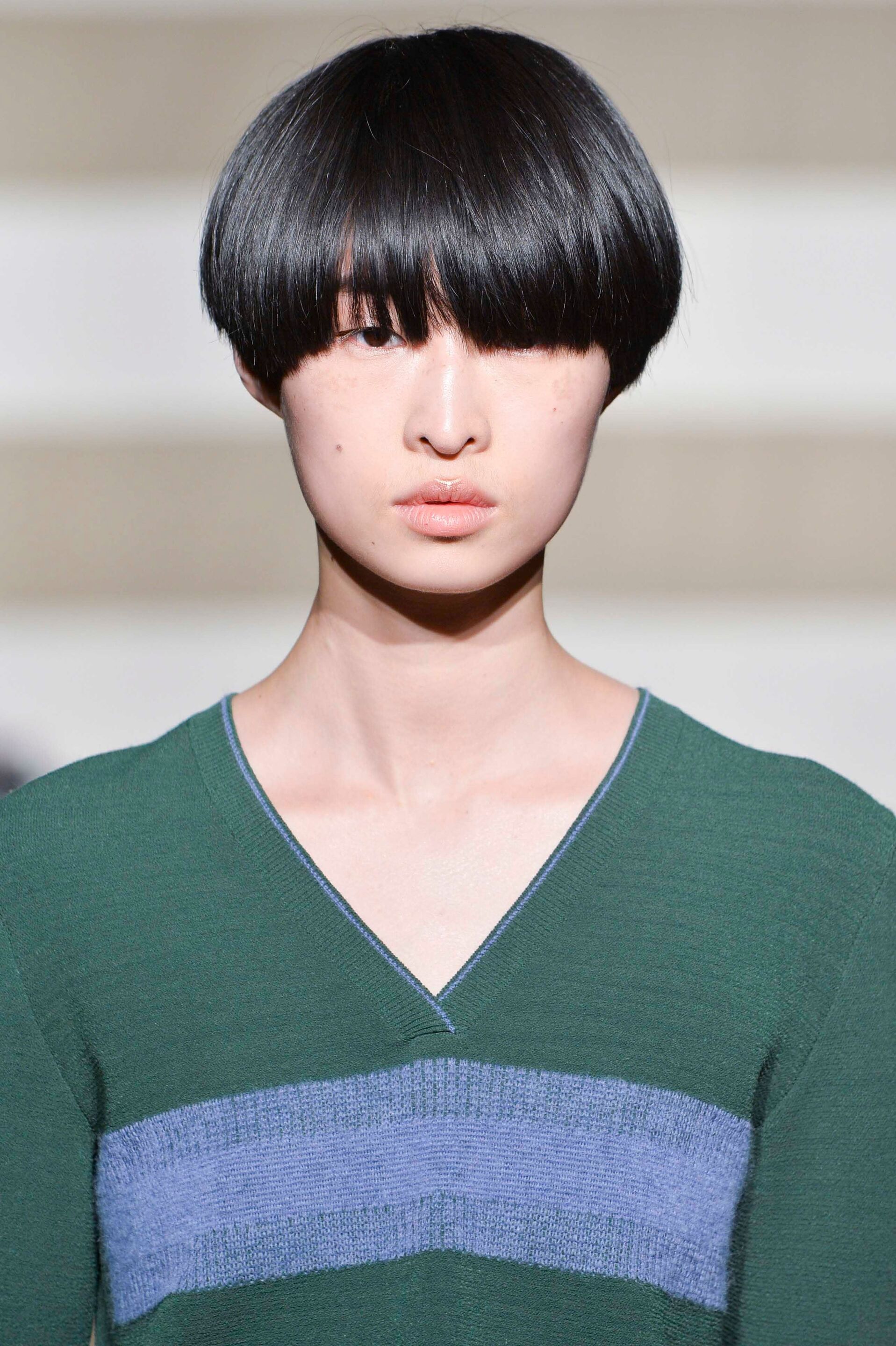 Gaya rambut 'mangkuk' ini memang paling terlihat bentuknya pada potongan rambut lurus. (Foto: indigitalimages.com)