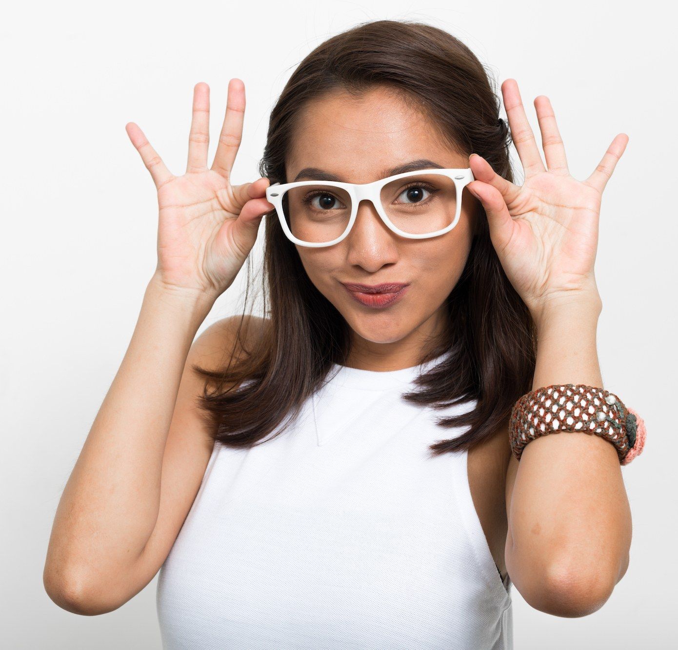 Kacamata bold untuk no make-up day. (Foto: Shutterstock)