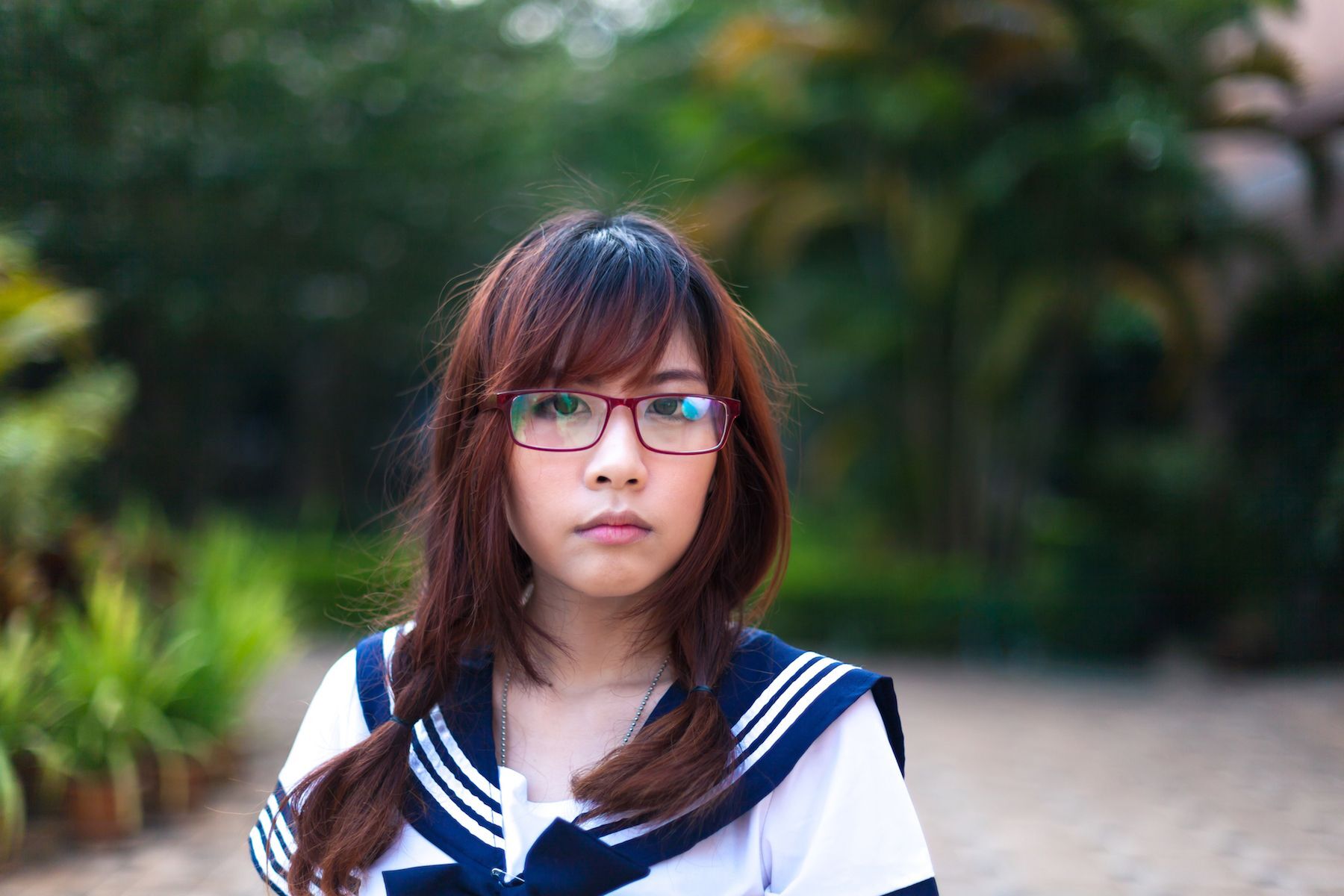 Merah anggur berpadu sempurna dengan warna brunette. Dominasi merah membuat warna ini lebih mencolok meski gelap. (Foto: Shutterstock)
