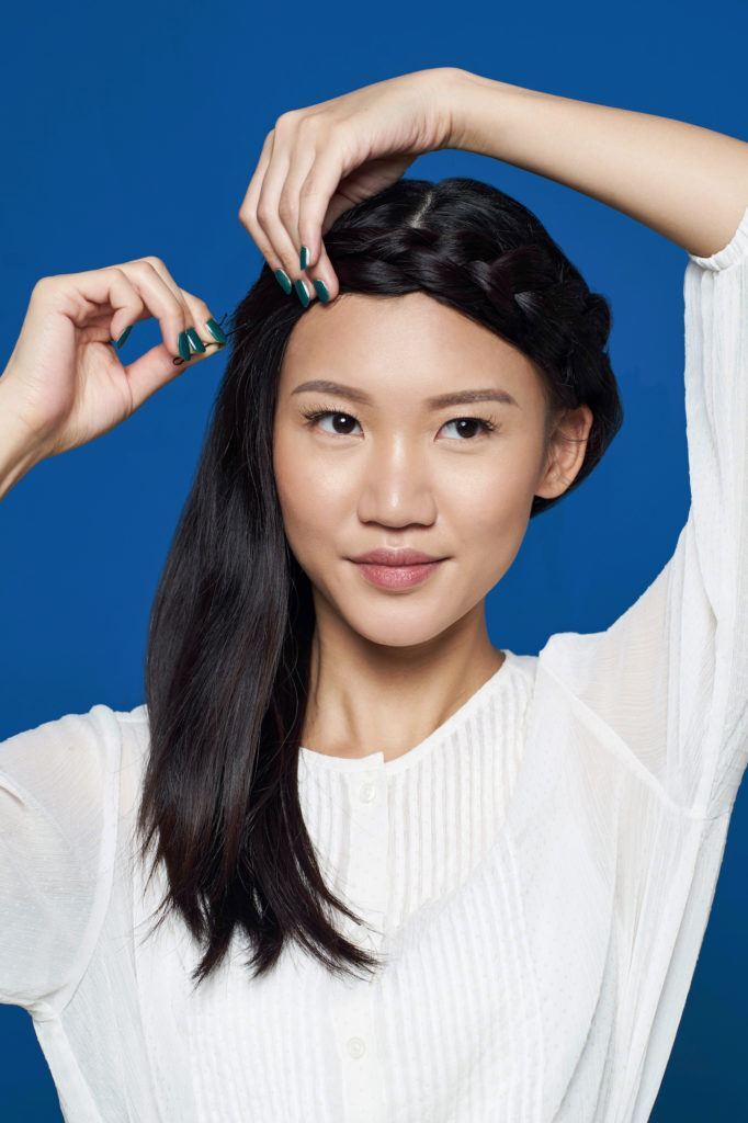 Crown braid - Wanita asia dengan rambut panjang hitam menata kepang rambut crown braid.