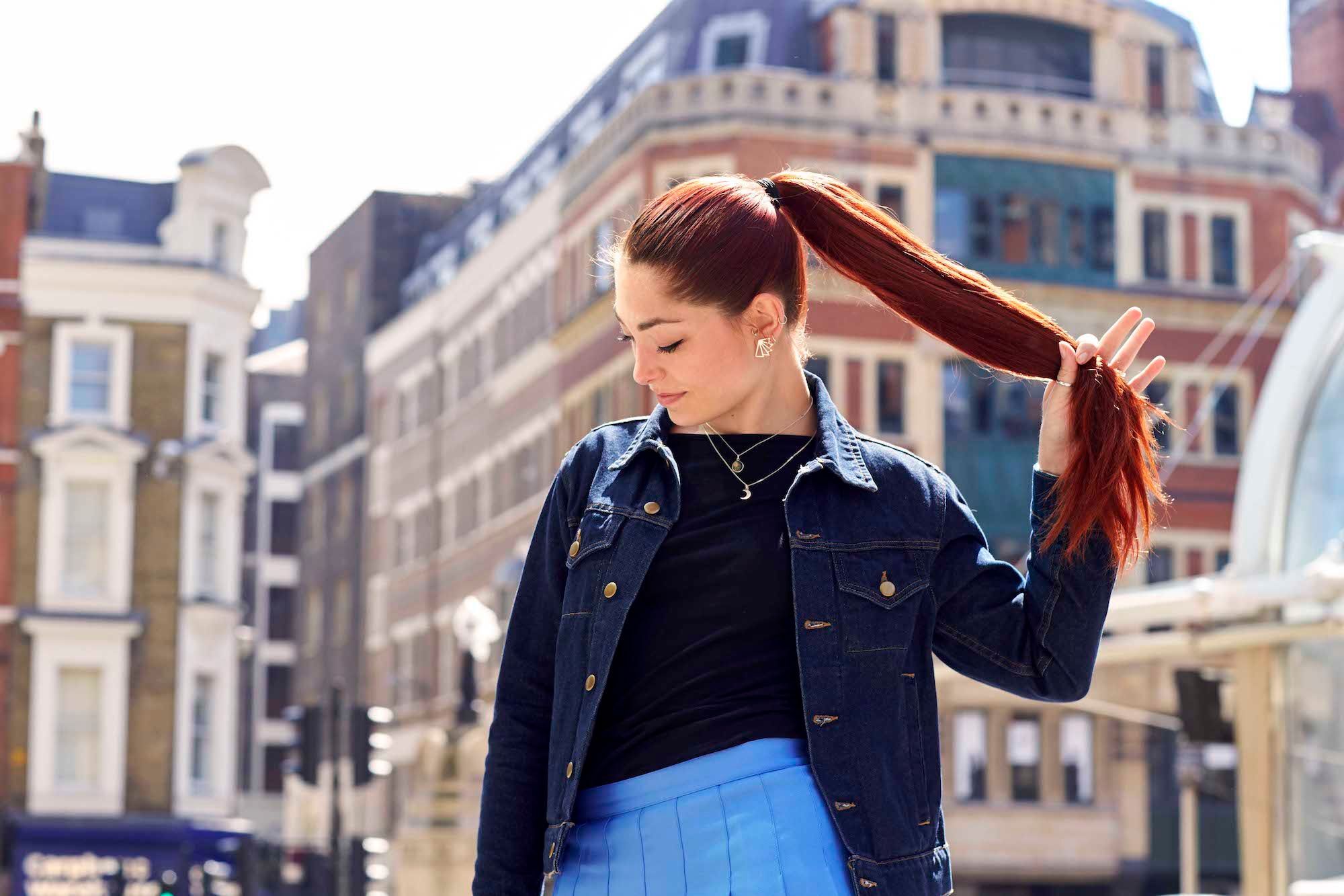 Dominasi warna merah pada warna ini cocok untuk undertone kulit yang warm. (Foto: Shutterstock)