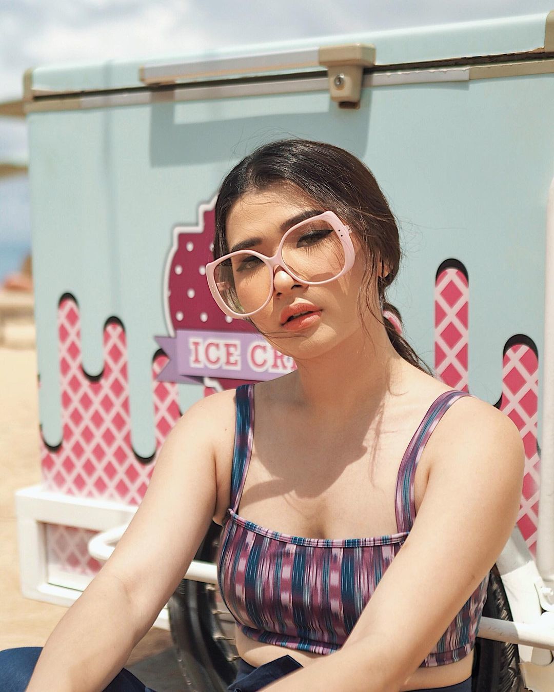 Anastasia Siantar tampil chic dan girly dengan kacamata pink shades. (Foto: Instagram/anazsiantar)