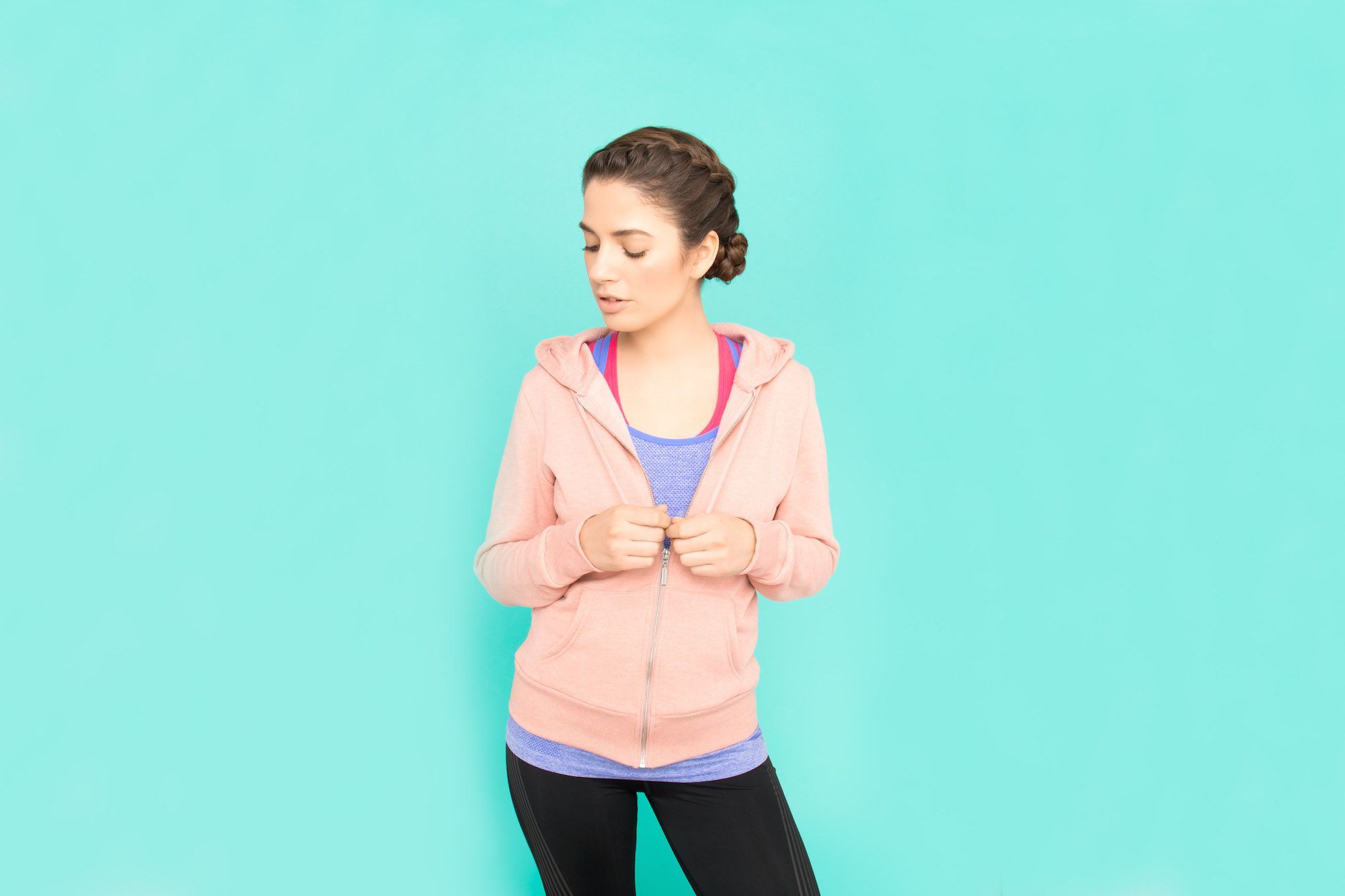 Model rambut kepang samping dengan cepol