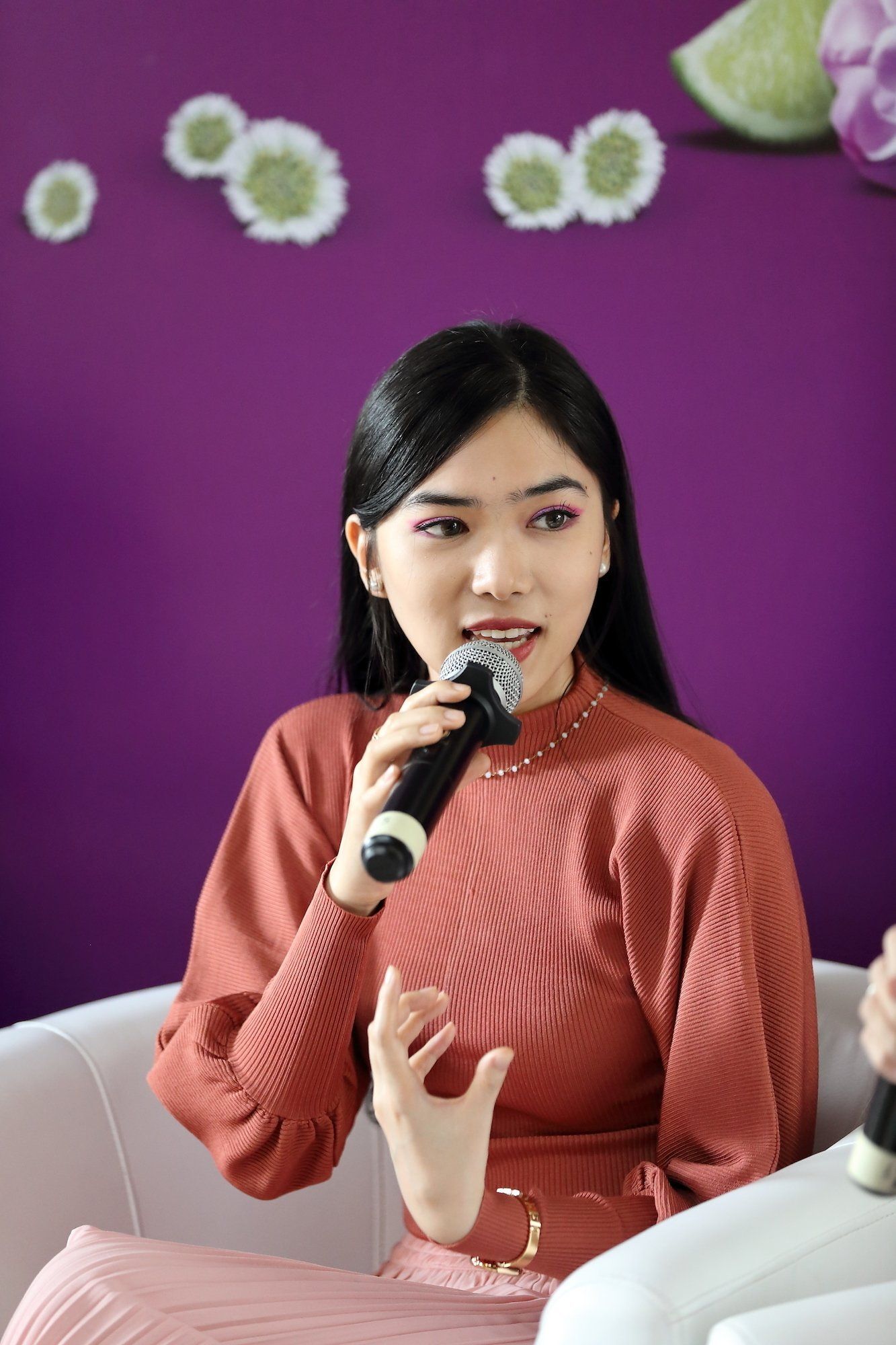 Isyana Sarasvati pada press conference tak terhentikan