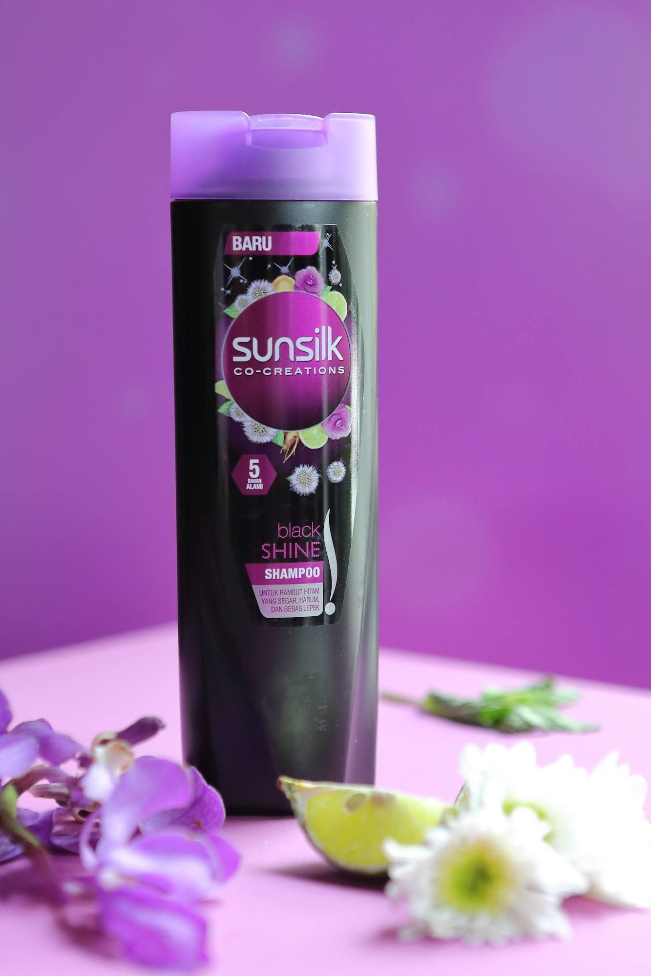 Botol Sunsilk Black Shine Shampoo pada campaign Tak Terhentikan