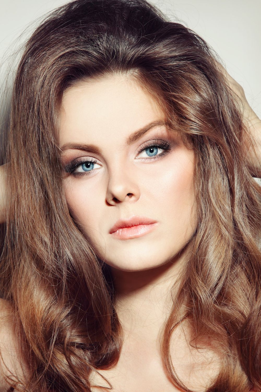 Rambut panjang gaya ikal bervolume juga bisa jadi pilihanmu. (Foto: Shutterstock)