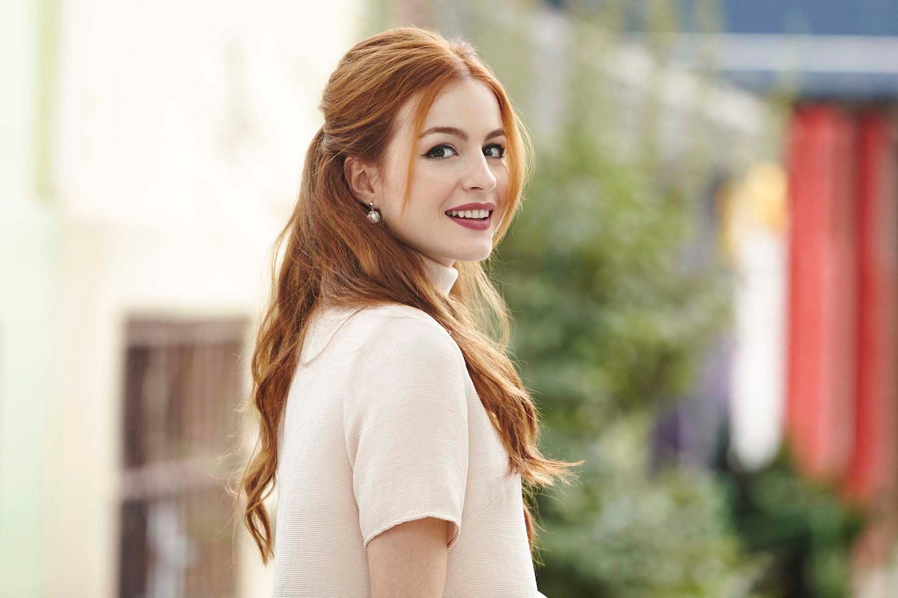 Model rambut bouffant dengan gaya bouffant.