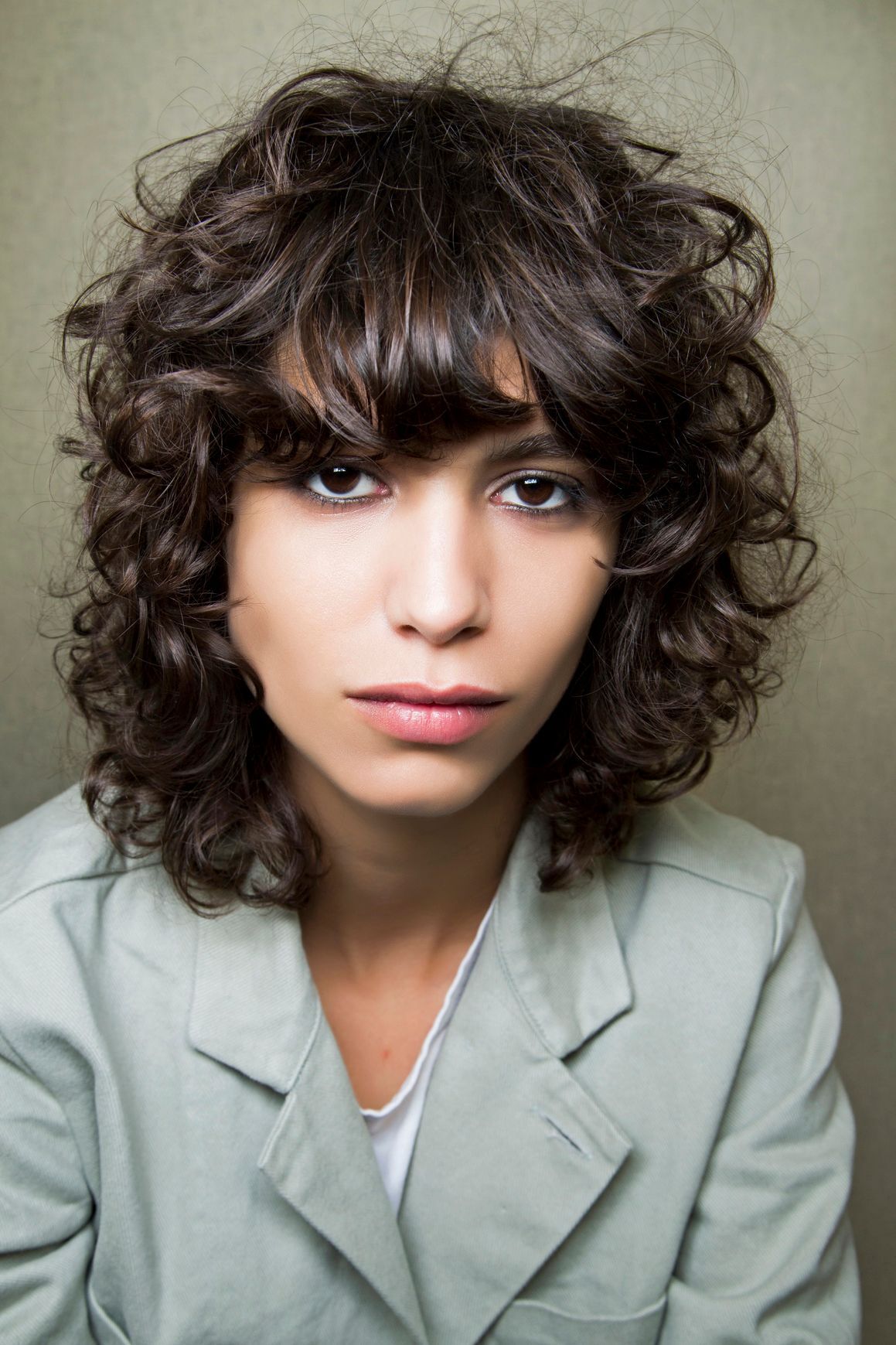 Siapa bilang potongan shaggy hanya eksklusif untuk rambut lurus? (Foto: indigitalimages.com)