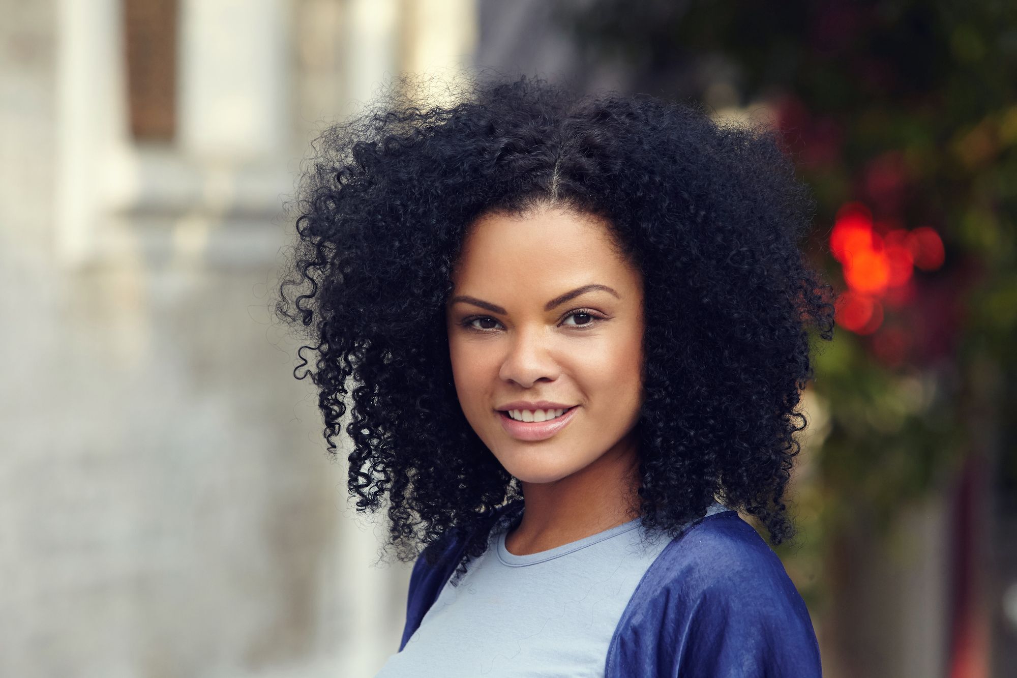 Model rambut afro pendek juga salah satu yang populer kala itu. (Foto: Shutterstock)