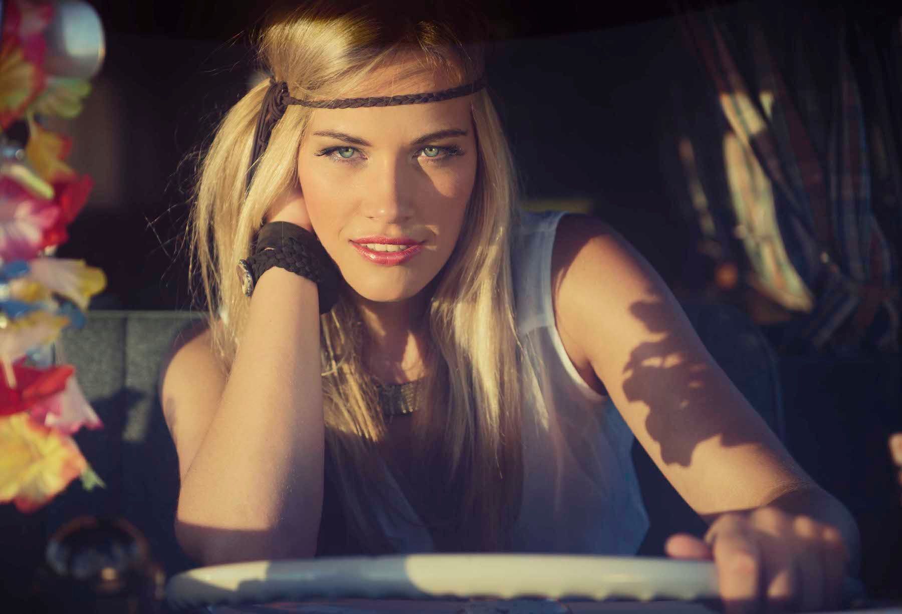 Aksesoris headband pada rambut panjang cukup populer pada jamannya. (Foto: Shutterstock)