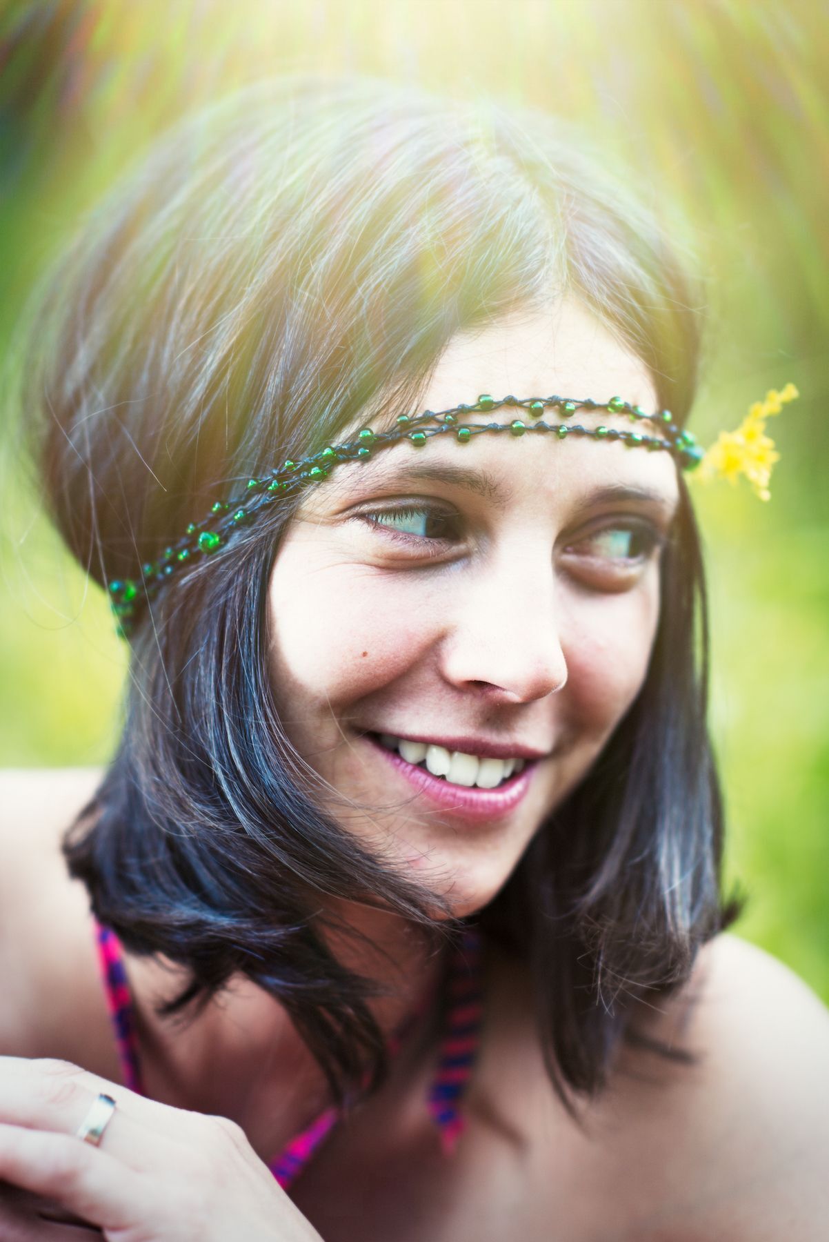 Selain headbands, beads juga bisa digunakan untuk ciptakan gaya vintage. (Foto: Shutterstock)