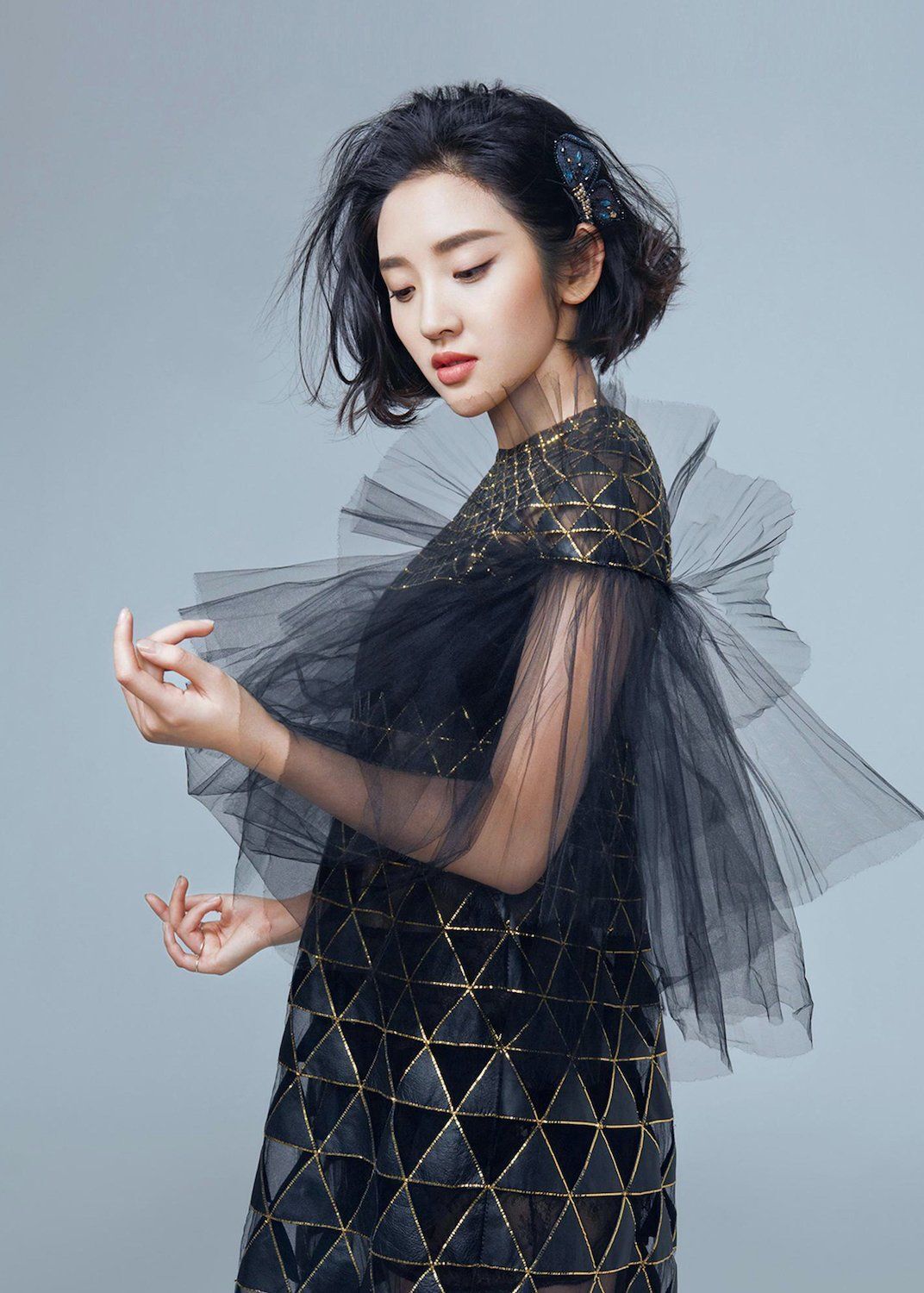 Gaya rambut yang sederhana dan aksesori yang manis. (Foto: Shutterstock)