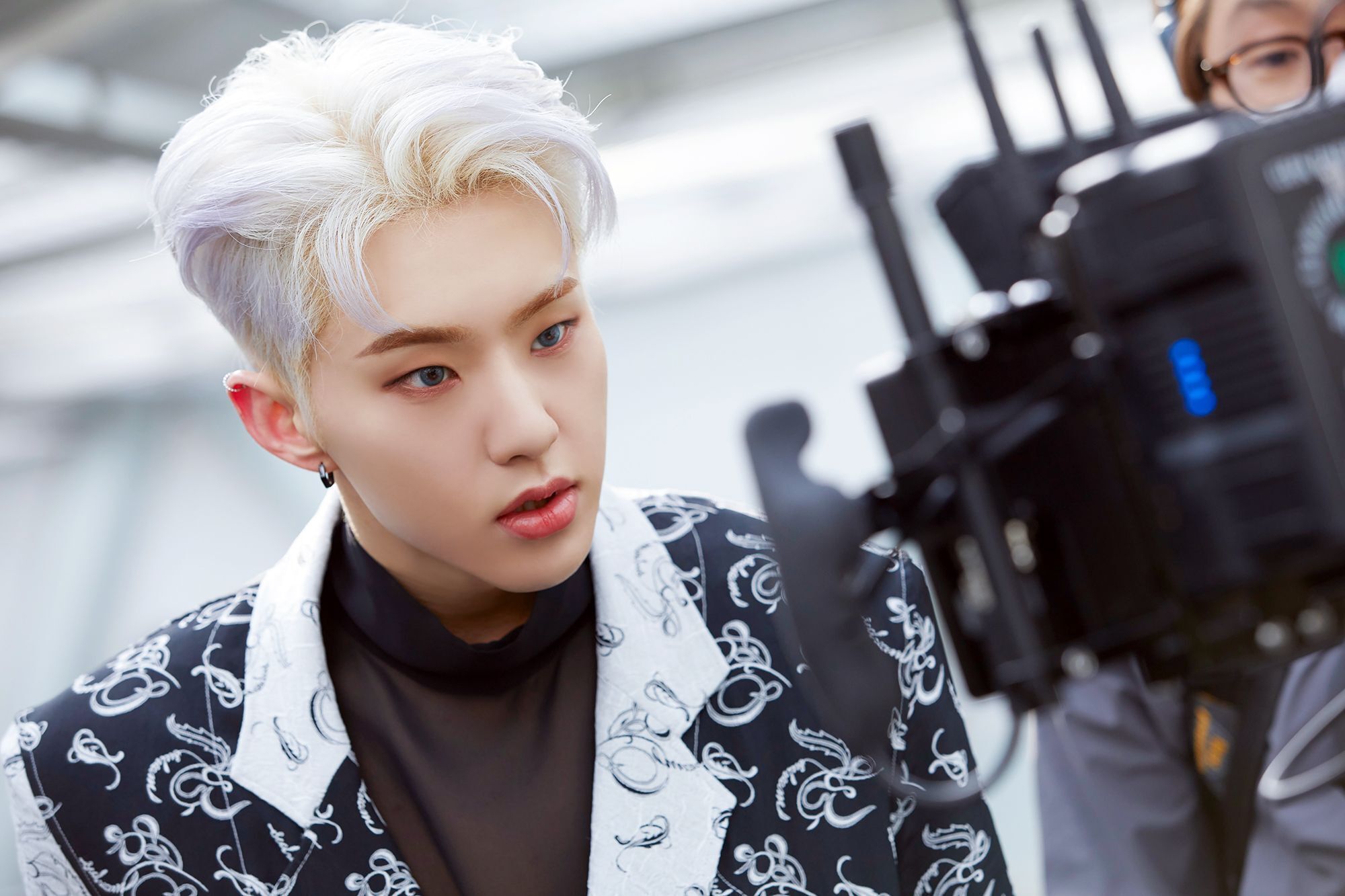 kpop idol hoshi seventeen dengan warna rambut platinum blonde