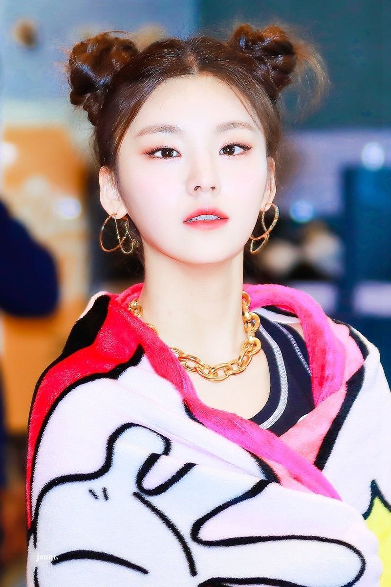 Rambut Pucca dengan kepang a la Yeji Itzy. (Foto: Pinterest)