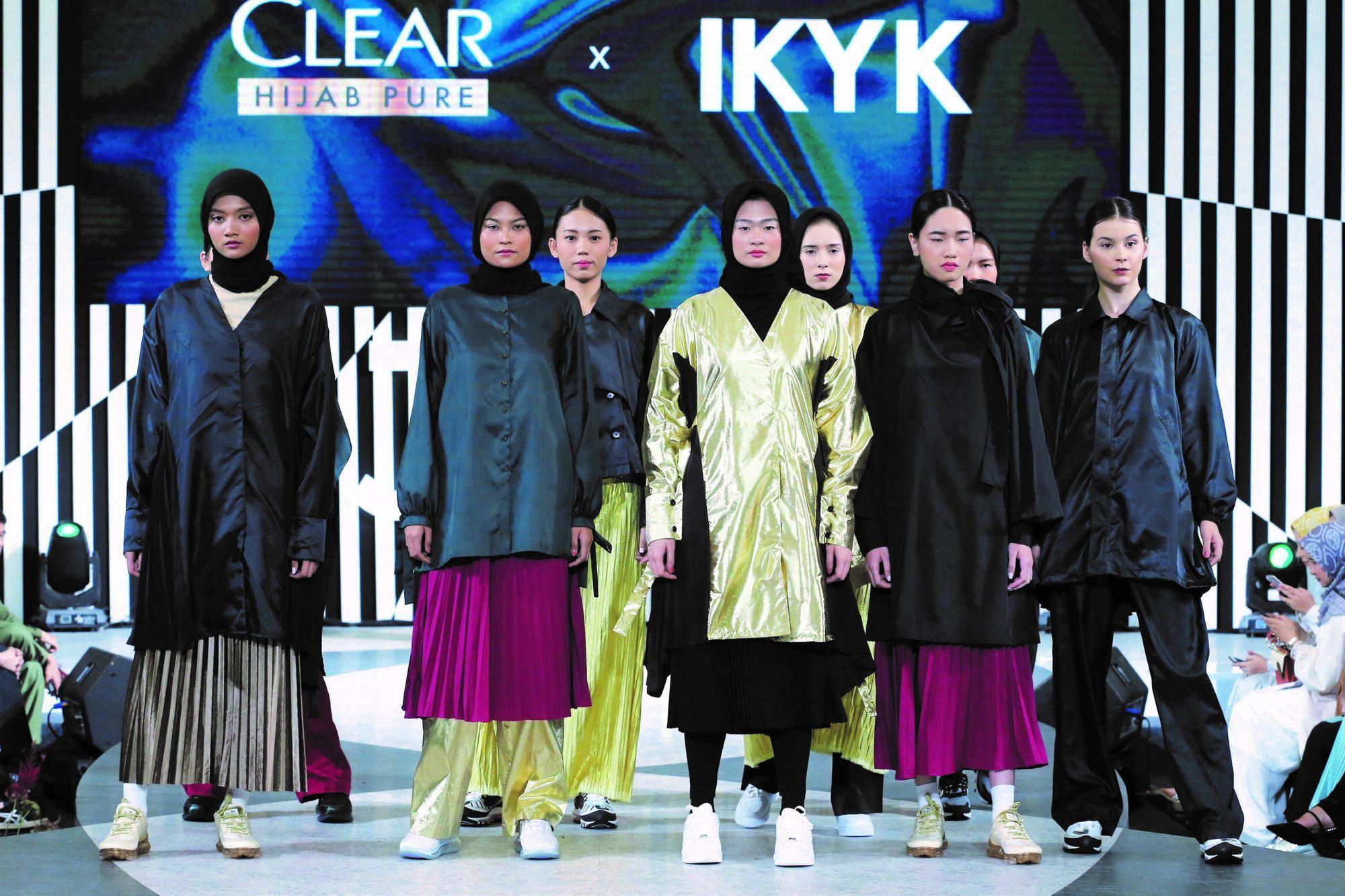 Model dengan busana muslim dalam fashion show bersama CLEAR Hijab Pure