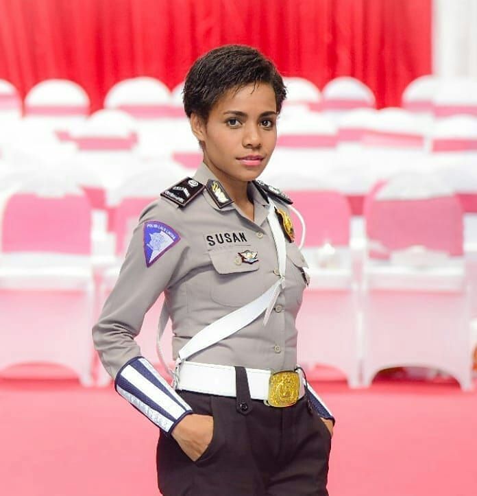 Polisi wanita dengan gaya rambut keriting bondol.