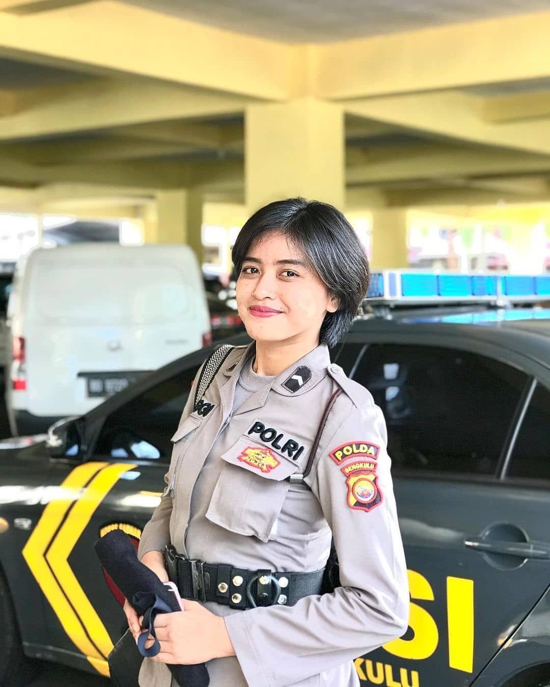 Polisi wanita Indonesia dengan gaya rambut pendek long pixie.