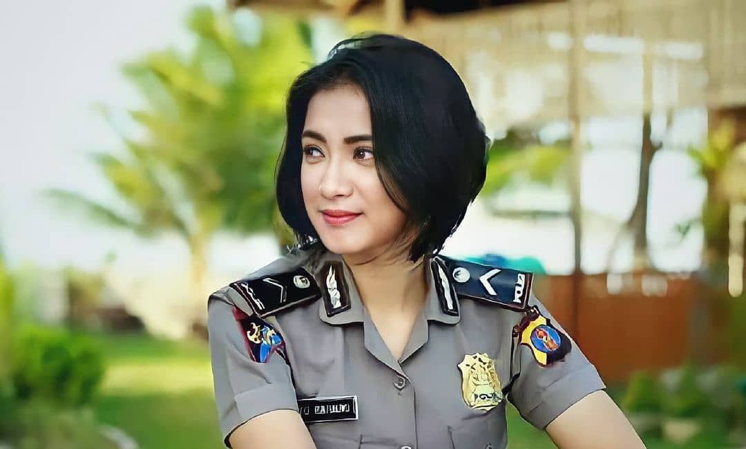 Polisi wanita Indonesia dengan gaya rambut bob nungging belah tengah.