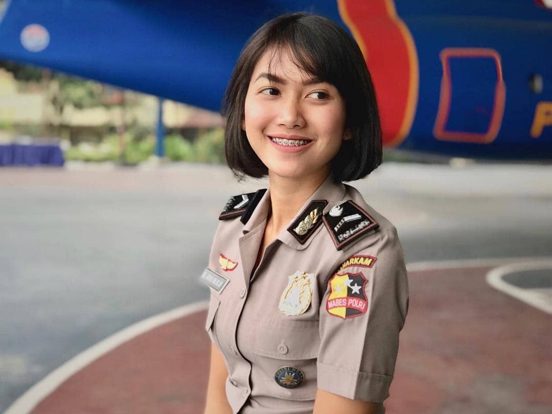 Polisi Wanita Indonesia dengan gaya rambut bob rata dengan poni samping.