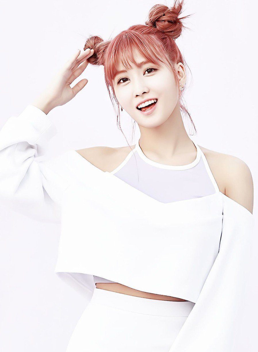 Momo Twice yang cute dengan rambut warna pink yang ditata double bun. (Foto: Kpop Chart)