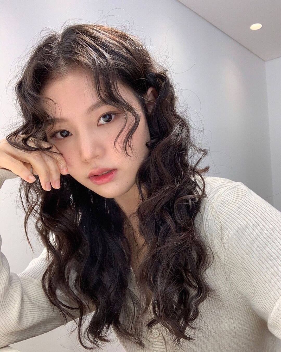 wanita korea dengan rambut panjang dikeriting gaya perm