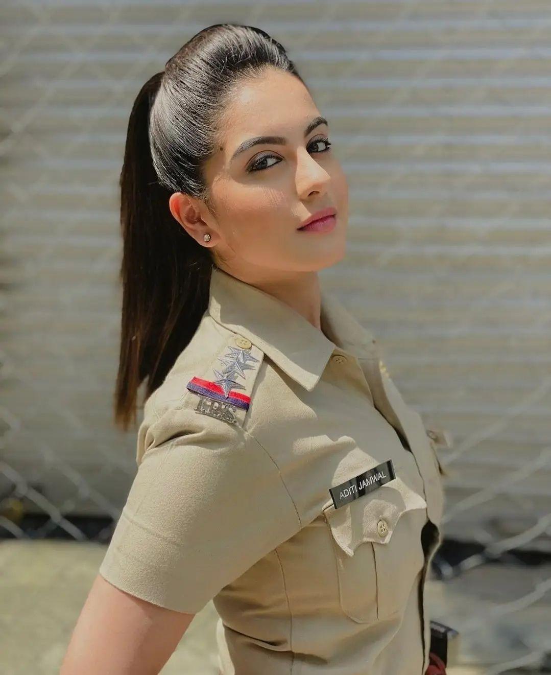 Polwan India dengan model rambut sleek ponytail.