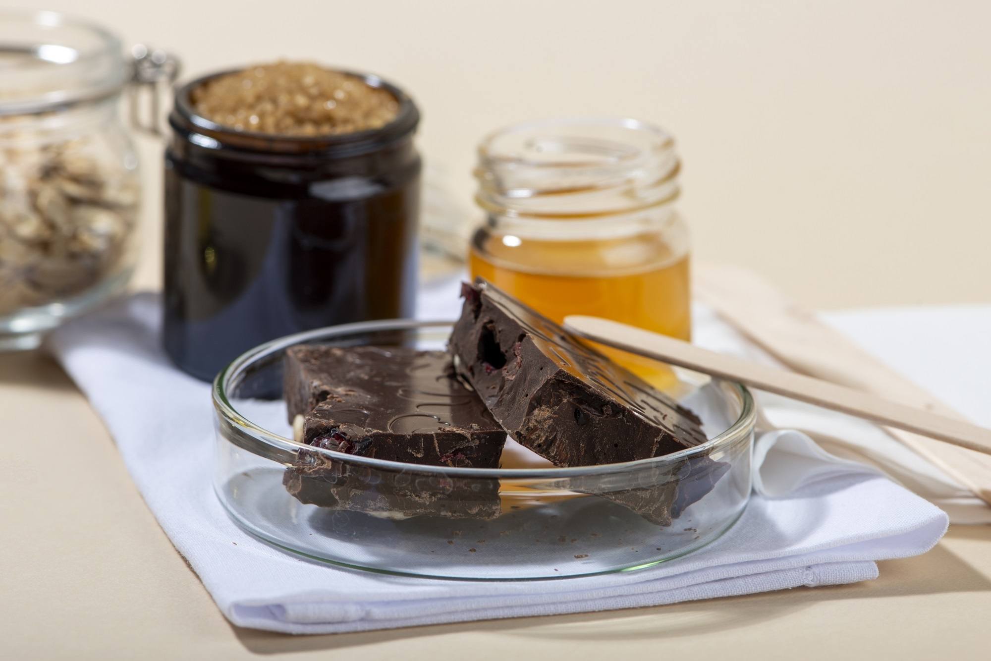 dark chocolate dalam mangkuk untuk membuat masker.