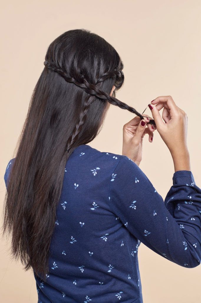 Wanita asia dengan rambut hitam gaya rambut half crown braid