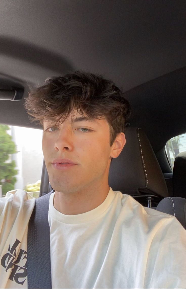 Rambut fluffy dengan undercut. (Foto: Pinterest)