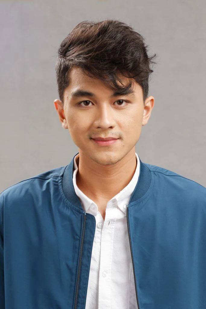 Pria asia dengan gaya rambut cepmek sehari-hari