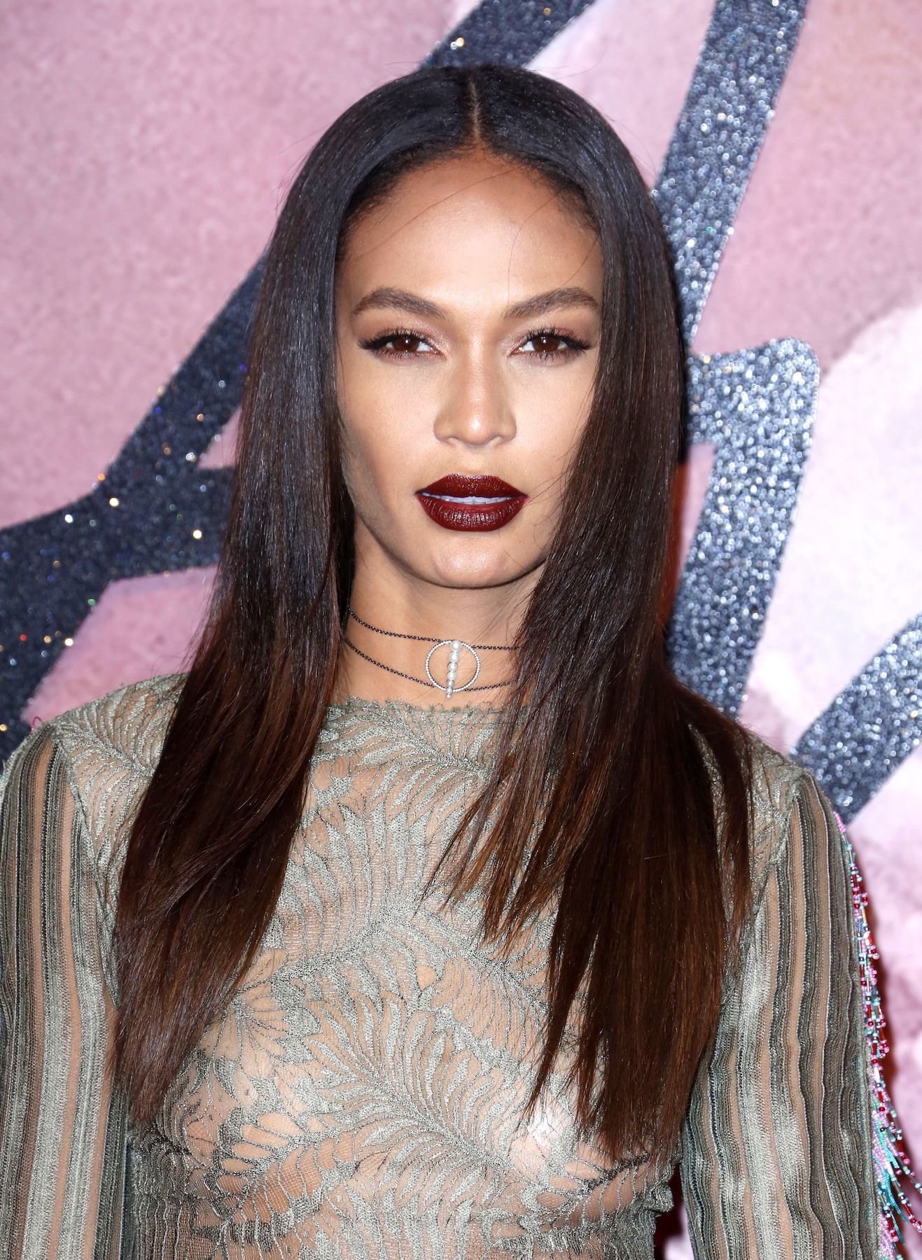 Ingin tampil beda? Coba warna rambut hitam. (Foto: REX by Shutterstock)