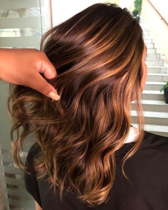 Warna copper yang cocok untuk semua warna kulit sebagai hairlight rambut panjang! (Foto: Shutterstock)