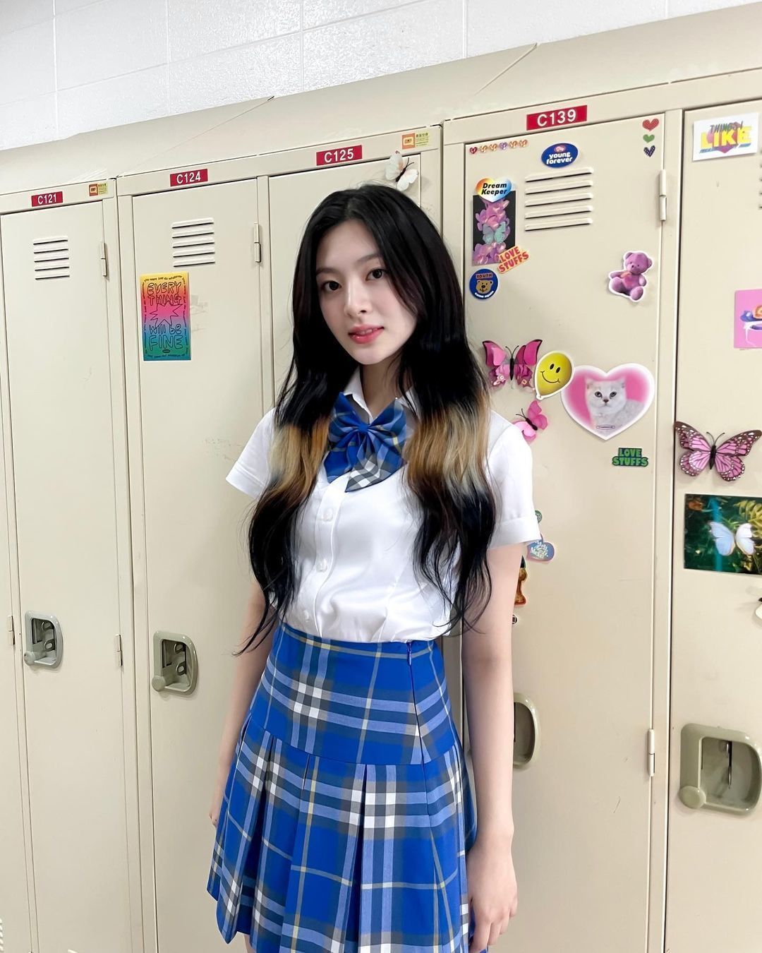 member stayc korea dengan rambut panjang dicat splashlight