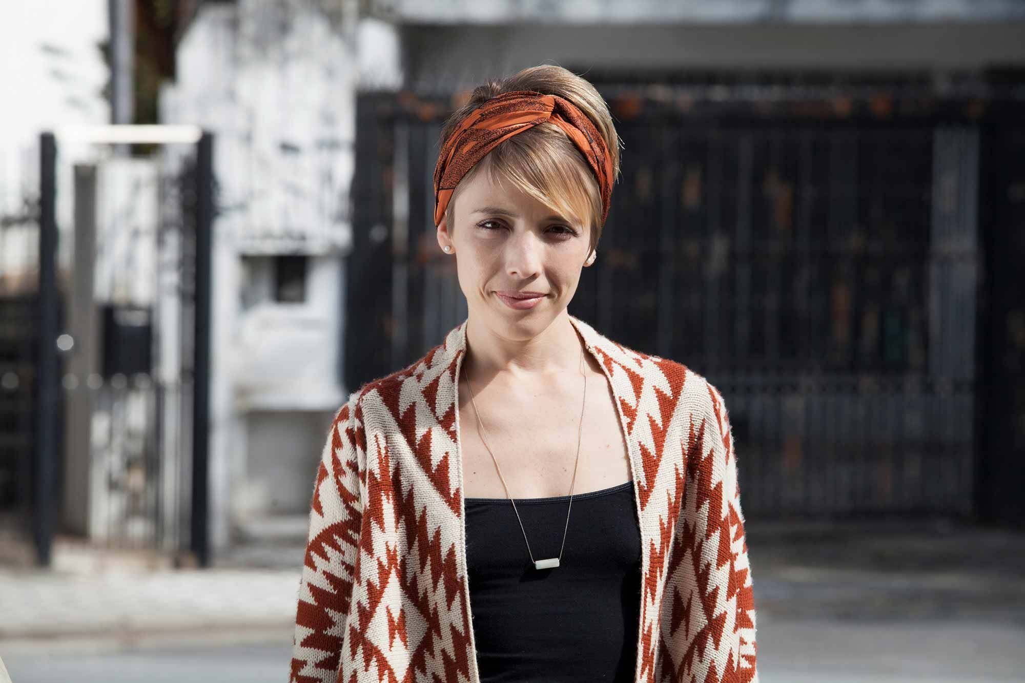 Jika ingin bergaya kasual, kamu bisa coba gaya turban menyilang seperti ini. (Foto: Raquel Brust)