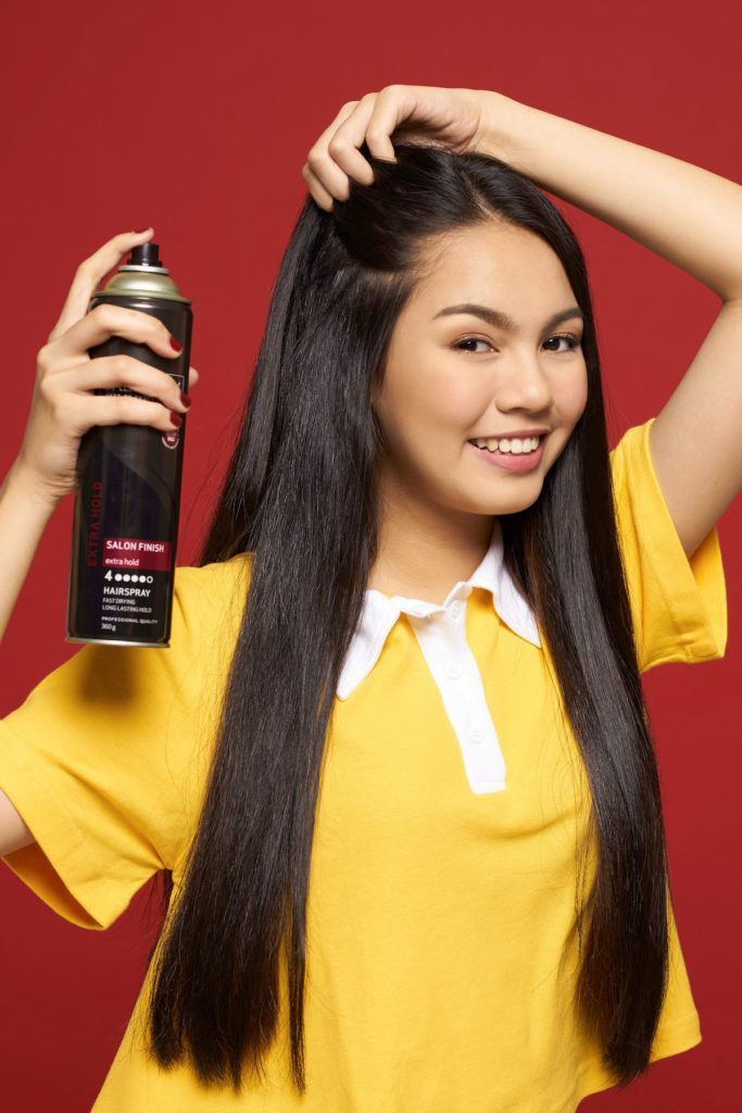 Semprotkan hairspray pada akar rambut.