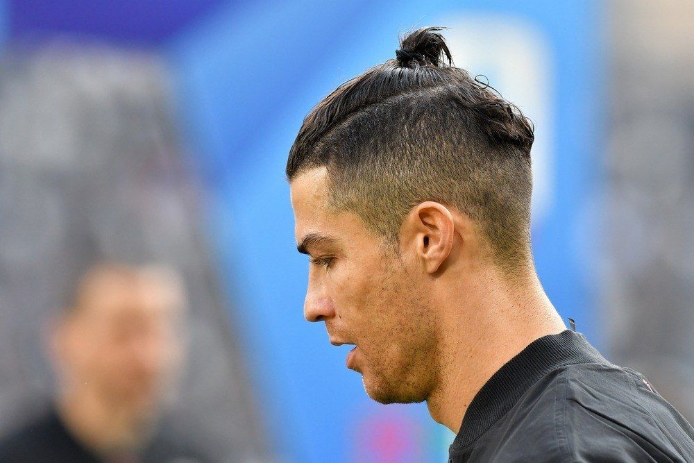 CR7 saja terlihat keren dengan gaya man bun. (Foto: Shuttertock)