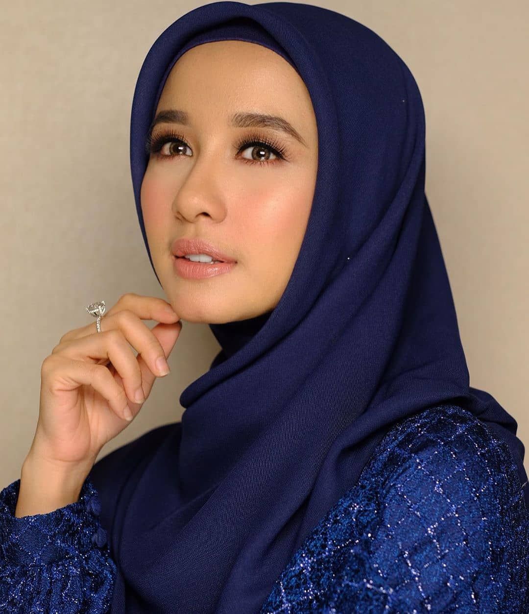 Laudya Cynthia Bella memakai hijab biru dongker.