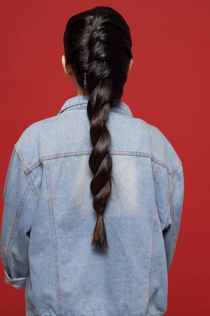 Wanita asia dengan warna rambut hitam dengan model rambut twisted braid