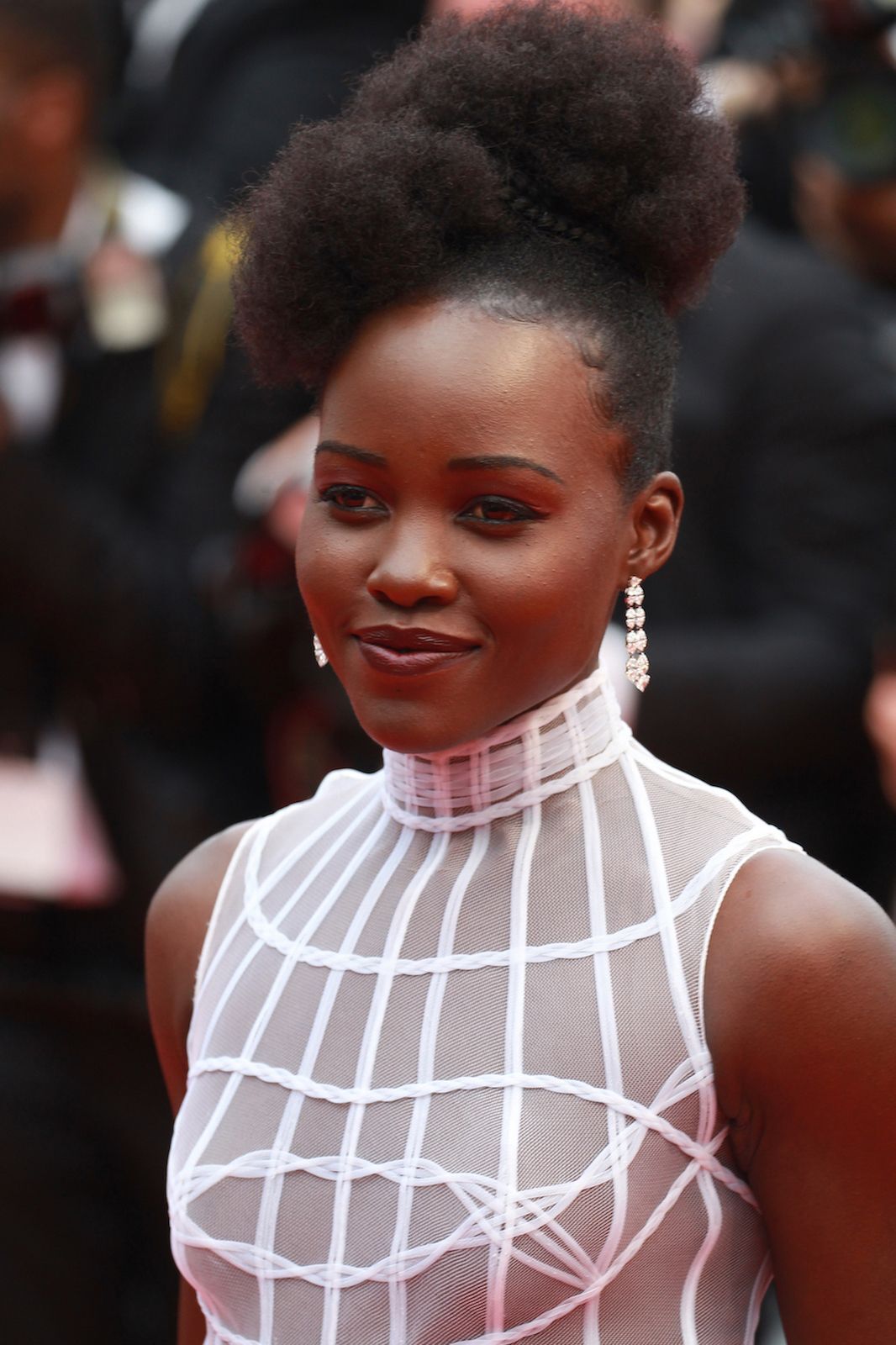 Pada rambut keriting kinky, kamu bisa ciptakan gaya faux hawk yang keren. (Foto: Shutterstock)